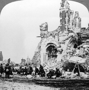 Deutsche Kriegsgefangene neben den Ruinen der Basilika von Albert, Frankreich, Erster Weltkrieg, 1914-1918 von Realistic Travels Publishers