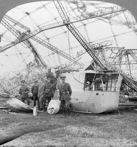 Gondel des Zeppelins, abgeschossen vor der Küste von Essex, Erster Weltkrieg, 1916 von Realistic Travels Publishers