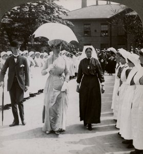 Ihre Majestät geht durch die Ehrengarde der Krankenschwestern des RN Krankenhauses, Hull, 20. Jahrhundert