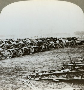 Hunderte von deutschen Kanonen erbeutet bei Couralette, Frankreich, Schlacht an der Somme, Erster Weltkrieg, 1916 von Realistic Travels Publishers
