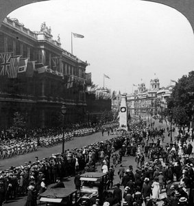 Indische Truppen salutieren dem Unbekannten Soldaten am Kenotaph, Whitehall, London, ca. 1920 von Realistic Travels Publishers