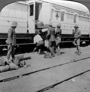 Verwundete Soldaten werden auf einen Lazarettzug verladen, Ostafrika, Erster Weltkrieg, 1914-1918 von Realistic Travels Publishers