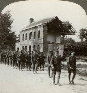 Londoner Territorialen auf dem Marsch, La Bassee Road, Nordfrankreich, Erster Weltkrieg von Realistic Travels Publishers