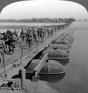 Maschinengewehrabteilung und Infanterie überqueren eine Pontonbrücke, Erster Weltkrieg, 1914-1918