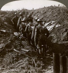 Offizier beobachtet seine Männer, wie sie sich in einen Unterstand begeben, um einem deutschen Angriff zu entgehen, Erster Weltkrieg, 1914-1918