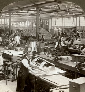 Blechbearbeiter in einer Flugzeugfabrik, Erster Weltkrieg, 1914-1918