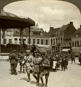 Sir James Willcocks mit General Nanten, Marktplatz, Merville, Frankreich, Erster Weltkrieg, 1914-1915 von Realistic Travels Publishers
