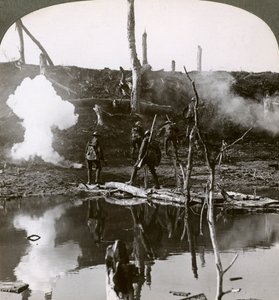 Soldaten überqueren den Fluss Ancre, Schlacht an der Somme, Frankreich, Erster Weltkrieg, 1916 von Realistic Travels Publishers