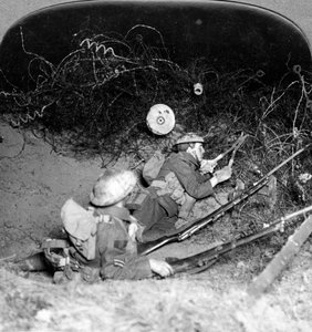 Soldaten durchschneiden Stacheldrahtverteidigungen, Oppy, Frankreich, Erster Weltkrieg, 1914-1918