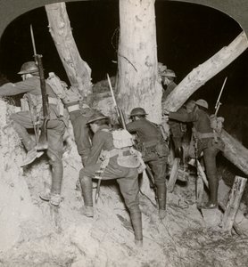 Soldaten verlassen einen Graben für einen nächtlichen Überfall in Messines, Belgien, Erster Weltkrieg, 1914-1918 von Realistic Travels Publishers