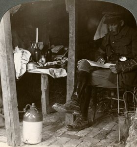 Stabsoffizier in einem Unterstand, der Details vor einer Offensive studiert, Erster Weltkrieg, 1914-1918
