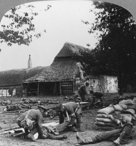 Träger kümmern sich um Verwundete an einem improvisierten Erste-Hilfe-Posten, Erster Weltkrieg, ca. 1914-1918