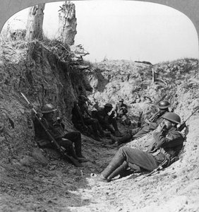 Truppen warten in einem Graben in der Nähe von Arras, Frankreich, Erster Weltkrieg, ca. 1914-1918 von Realistic Travels Publishers