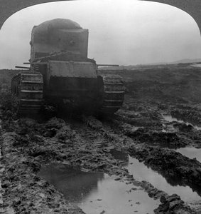 Whippet-Panzer auf einem schlammigen Schlachtfeld, Morcourt, Frankreich, Erster Weltkrieg, 1918 von Realistic Travels Publishers