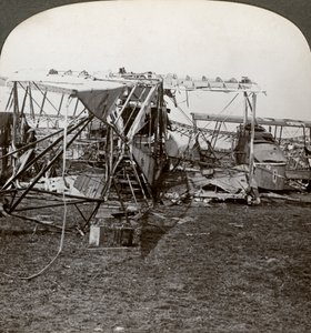 Wrack eines deutschen Bombers, der versuchte, die Luftverteidigung zu durchbrechen, Erster Weltkrieg, 1914-1918 von Realistic Travels Publishers