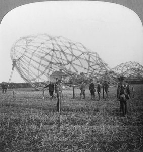 Zeppelin abgeschossen in der Nähe von Colchester, Essex, Erster Weltkrieg, 1916 von Realistic Travels Publishers