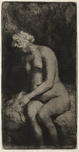 Frau, die ihre Füße in einem Bach badet