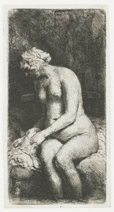Frau badet ihre Füße an einem Bach