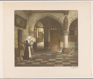 Nonne in einem Klosterflur mit einer Blumenvase