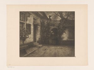 Platz vor einem Haus mit einer Frau am Tor in der Dämmerung von René Janssens