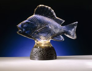 Ein Karpfen mit Rückenflosse und Schwanz von Rene Jules Lalique