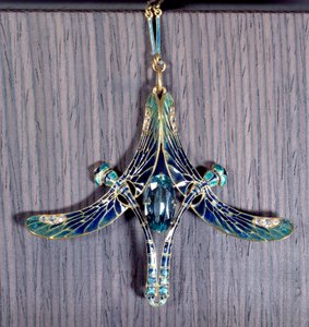 Jugendstil: Anhänger „Libelle“ in Aquamarin, Gold und Emaille von Jules René Lalique (1860-1945). Paris, Musée d