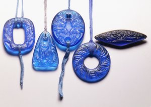 Vier türkisfarbene Glasanhänger und eine vergoldete Glasbrosche von Rene Jules Lalique
