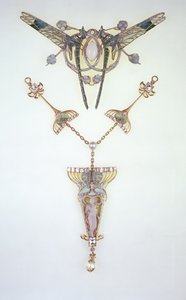 Haarschmuck von Lalique und Anhänger von Philippe Wolfers
