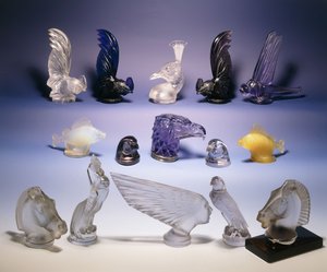 Verschiedene Glas-Automaskottchen (von Vögeln, Fischen, Pferden und einem menschlichen Kopf)