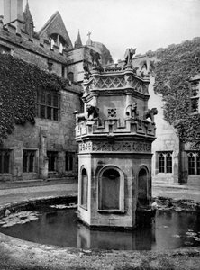 Brunnen in den Kreuzgängen der Newstead Abbey, Nottingham, 1902-1903 von Richar Keene
