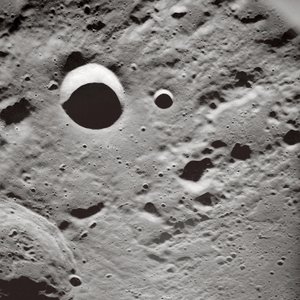 Lange Schatten auf der Mondoberfläche von John Pardon