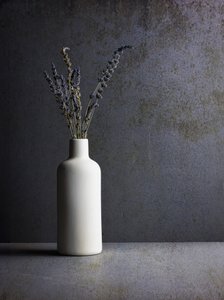 Minimalistisches Lavendel-Stillleben