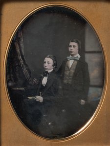 Zwei junge Männer mit Fliegen, einer sitzt und hält ein Buch, einer steht, 1850er Jahre