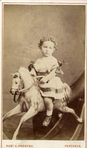 Mädchen auf einem Schaukelpferd von Robert H. Preston
