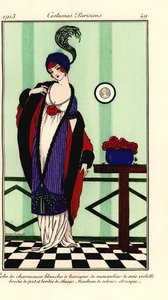 Frau in weißem Charmeuse-Satinkleid mit violetter Chiffontunika, besetzt mit Skunksfell, Umhang aus etruskischem Samt