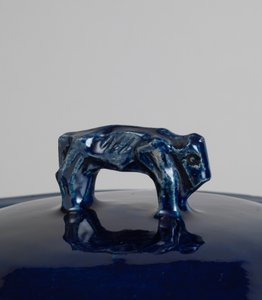 Blau glasierte Deckelterrine mit Griff in Form eines Bisons oder chinesischen Löwen, ca. 1915 (kobaltblau glasierte Irdenware, formgefertigt)