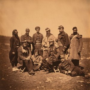 Französischer General Cisse und Gruppe von Offizieren und Soldaten, Porträt in verschiedenen Uniformstilen; ein Zuave steht links, Krimkrieg, Krim, Ukraine