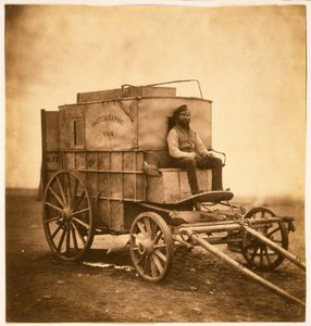 Der Fotografenwagen mit Marcus Sparling auf der Krim, 1855 (Salzdruck) von Roger Fenton