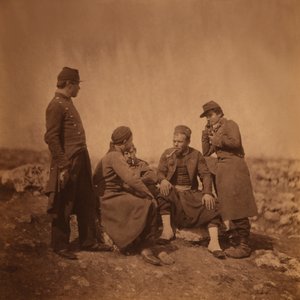 Zwei französische Soldaten neben drei sitzenden und rauchenden Zouave-Soldaten, Krimkrieg, Krim, Ukraine