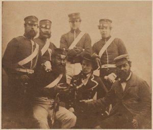Zwei Offiziere und vier Männer mit Cantinière, Krim, 1855 von Roger Fenton