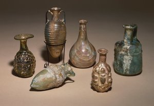 Gruppe von zarten römischen geblasenen und geformten Glas-Kosmetikfläschchen, 1. Jahrhundert n. Chr.