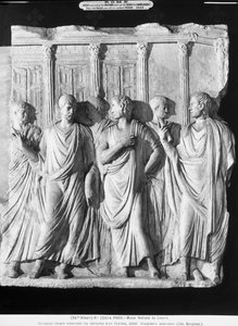 Eine Gruppe von Senatoren vor dem Tempel des Jupiter