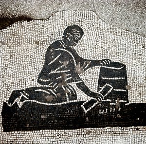 Ein Arbeiter füllt ein Scheffelmaß (Mosaik) von Roman