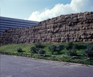 Antikes Rom, archaische Periode: Blick auf die Ruinen der Servianischen Mauer, erstes Gehege der Stadt Rom, gebaut unter König Servius Tullius. 6. Jahrhundert v. Chr.