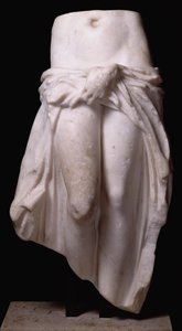 Aphrodite, die ihre Gewänder hält, aus Tripolis, ca. 370-24 v. Chr. (Marmor) von Roman