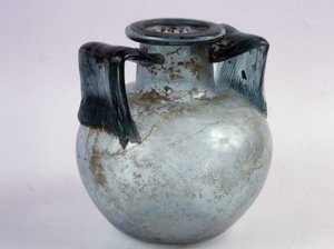 Blaue Glasurne mit geriffelten Griffen