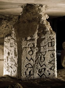 Grenzstein des Römischen Forums (Foro Romano) gefunden unter dem Bogen von Septimius Severus. Eingravierte Inschrift in Latein. 6. Jahrhundert v. Chr.