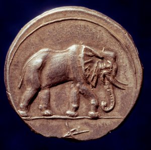Karthagische Zivilisation: Medaille, die einen Elefanten darstellt, der es dem karthagischen General Hannibal ermöglichte, die Alpen zu überqueren von Roman