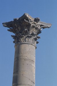 Säule mit korinthischem Kapitell aus dem Nymphäum, römisch, 2. Jahrhundert