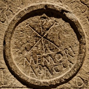 (Detail) von einem Altarstein, der eine Abkürzung für den Namen Jesu Christi darstellt, Nordafrika, ca. 4. Jahrhundert n. Chr.